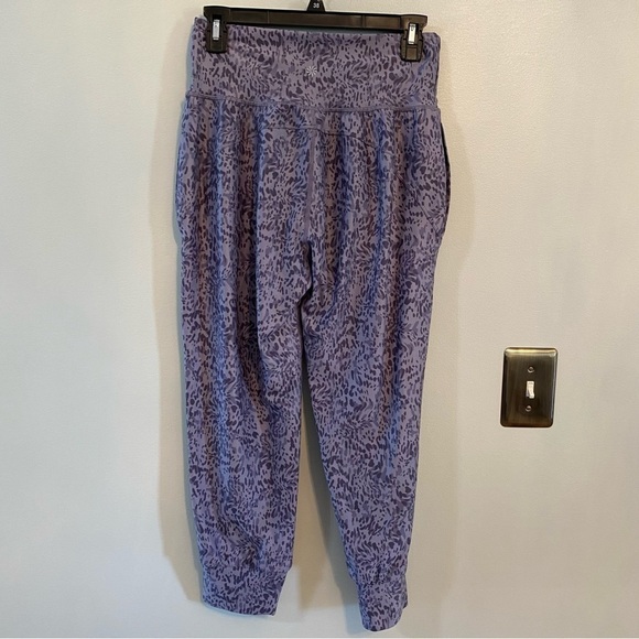 Athleta Salutation Printed Crop Jogger Pants Purple Animal Cheetah size Small - Picture 5 of 8